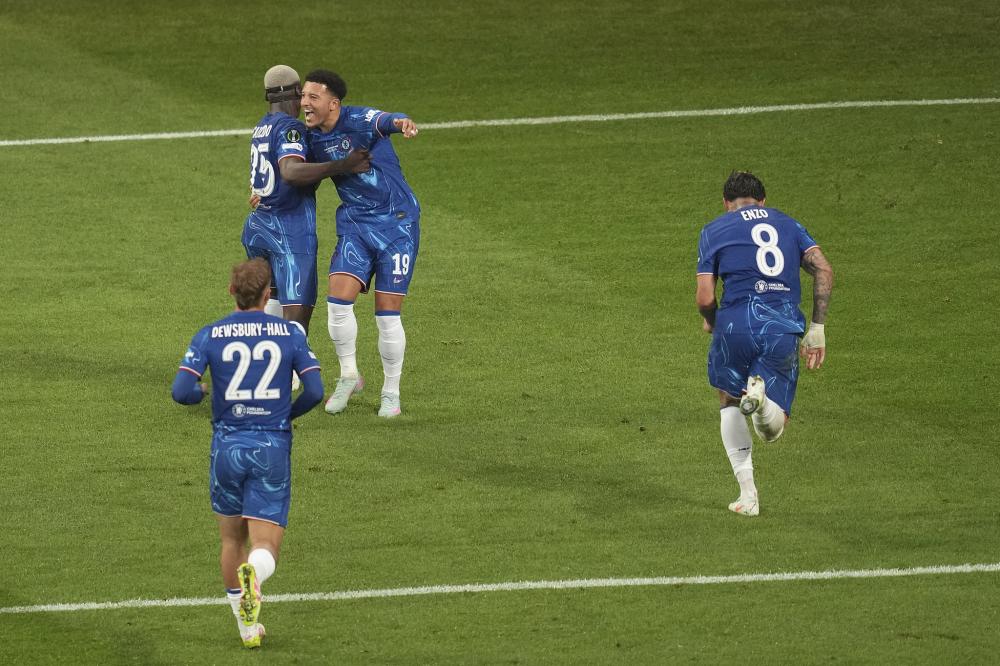 足球英超球队因球迷冲突被罚款，场面一度失控