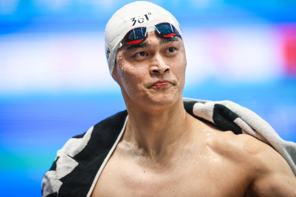 队友疯狂给他做掩护